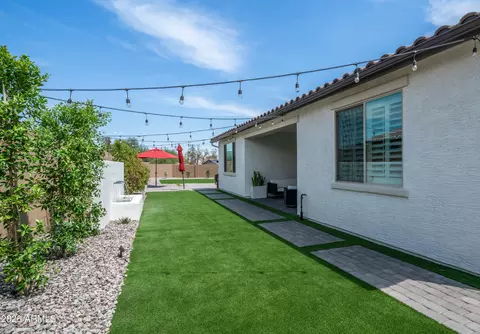 Exterior - 7512 W Odeum Ln, Phoenix, AZ 85043 photo 2 of 11
