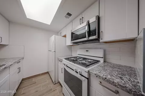 Kitchen - 1622 E Campbell Ave #J, Phoenix, AZ 85016 photo 3 of 5