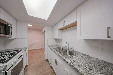 Kitchen - 1622 E Campbell Ave #J, Phoenix, AZ 85016 photo 4 of 5