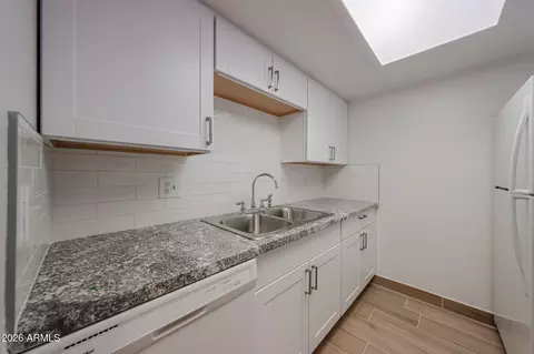 Kitchen - 1622 E Campbell Ave #J, Phoenix, AZ 85016 photo 2 of 5