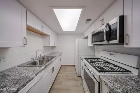 Kitchen - 1622 E Campbell Ave #J, Phoenix, AZ 85016 photo 1 of 5