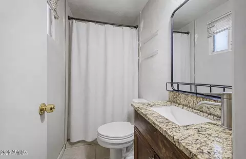 Bath - 6224 W Berkeley Rd, Phoenix, AZ 85035 photo 2 of 2