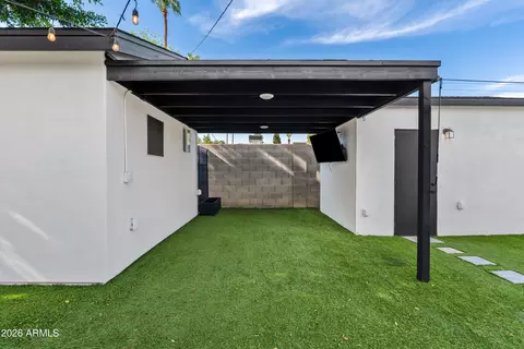 Exterior - 1322 E Catalina Dr, Phoenix, AZ 85014 photo 4 of 6