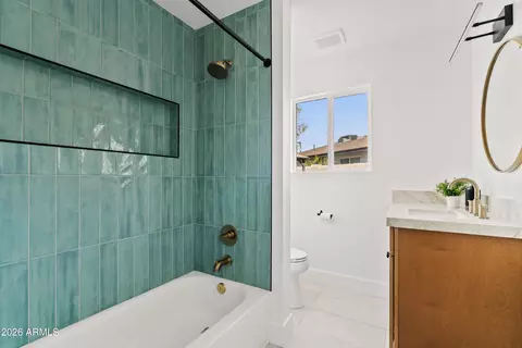 Bath - 1322 E Catalina Dr, Phoenix, AZ 85014 photo 1 of 5