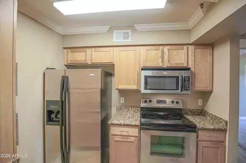 Kitchen - 2025 E Campbell Ave #140, Phoenix, AZ 85016 photo 3 of 3
