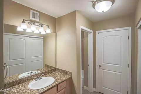 Bath - 2025 E Campbell Ave #140, Phoenix, AZ 85016 photo 1 of 3
