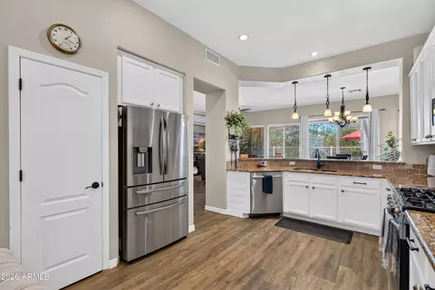 Kitchen - 5016 E Robin Ln, Phoenix, AZ 85054 photo 4 of 6