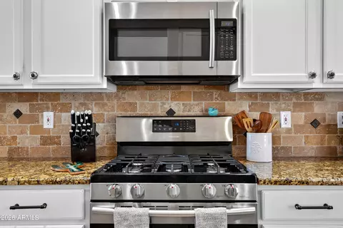 Kitchen - 5016 E Robin Ln, Phoenix, AZ 85054 photo 5 of 6