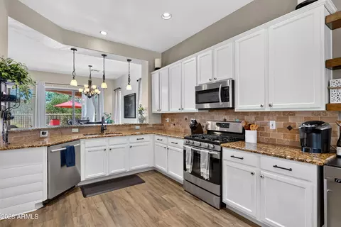 Kitchen - 5016 E Robin Ln, Phoenix, AZ 85054 photo 3 of 6