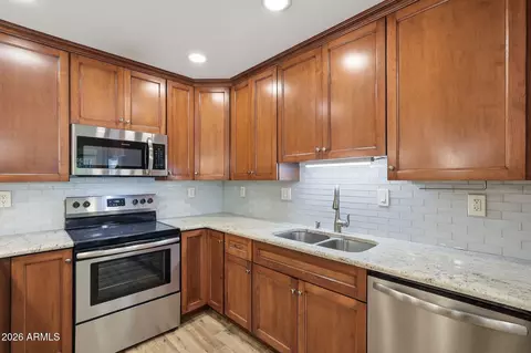 Kitchen - 5525 E Thomas Rd #C2, Phoenix, AZ 85018 photo 3 of 4