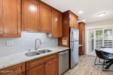 Kitchen - 5525 E Thomas Rd #C2, Phoenix, AZ 85018 photo 4 of 4