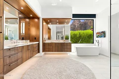Bath - 5724 N Echo Canyon Dr, Phoenix, AZ 85018 photo 4 of 5