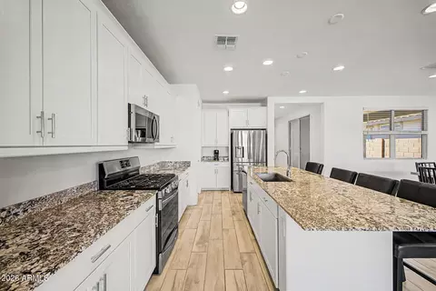Kitchen - 537 S Pheasant Dr, Gilbert, AZ 85296 photo 3 of 5