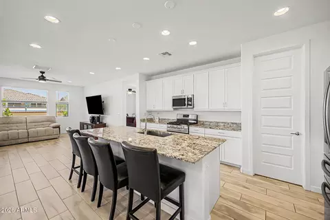 Kitchen - 537 S Pheasant Dr, Gilbert, AZ 85296 photo 4 of 5