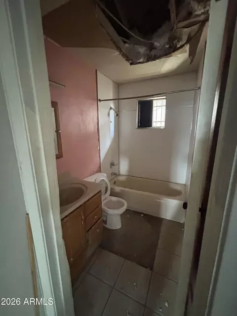 Bath - 2108 E Alta Vista Rd, Phoenix, AZ 85042 photo 2 of 3