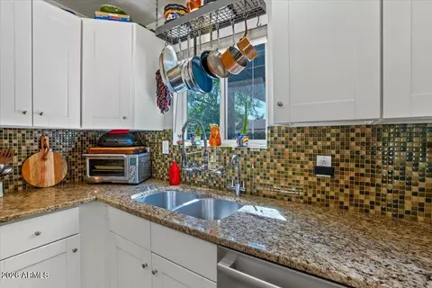 Kitchen - 4446 N 33rd Pl, Phoenix, AZ 85018 photo 2 of 2