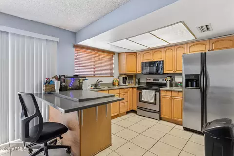 Kitchen - 2842 E Beck Ln #4, Phoenix, AZ 85032 photo 1 of 3