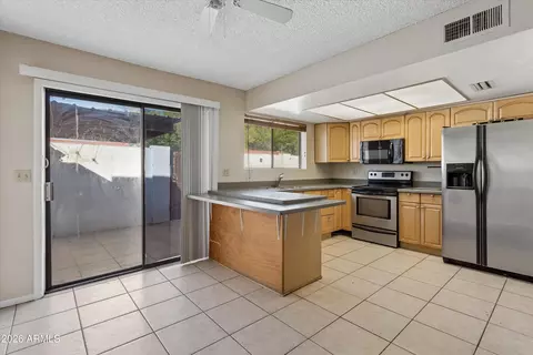 Kitchen - 2842 E Beck Ln #4, Phoenix, AZ 85032 photo 2 of 2