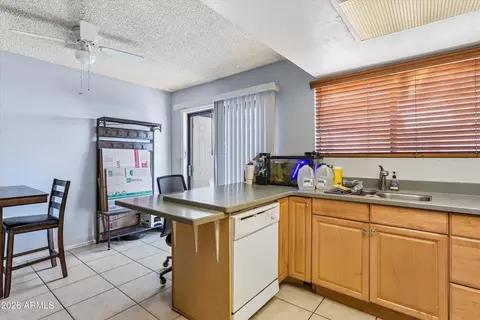 Kitchen - 2842 E Beck Ln #4, Phoenix, AZ 85032 photo 2 of 3