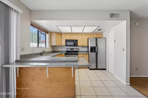Kitchen - 2842 E Beck Ln #4, Phoenix, AZ 85032 photo 1 of 2