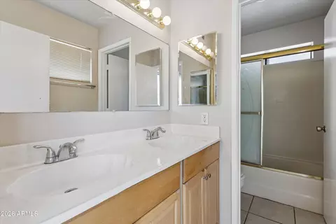 Bath - 2842 E Beck Ln #4, Phoenix, AZ 85032 photo 2 of 3