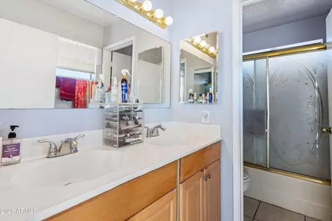 Bath - 2842 E Beck Ln #4, Phoenix, AZ 85032 photo 1 of 3