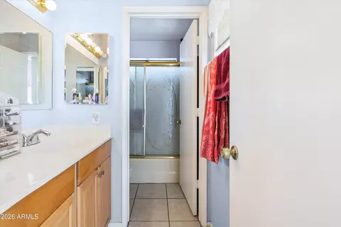 Bath - 2842 E Beck Ln #4, Phoenix, AZ 85032 photo 2 of 3