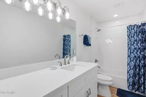 Bath - 3209 W Becker Ln, Phoenix, AZ 85029 photo 2 of 2