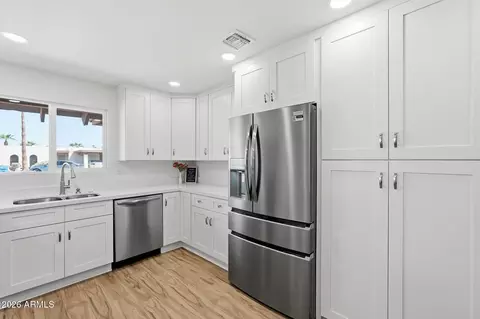 Kitchen - 3209 W Becker Ln, Phoenix, AZ 85029 photo 4 of 6