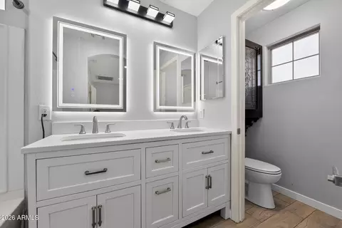 Bath - 2015 N 77th Ln, Phoenix, AZ 85035 photo 2 of 5