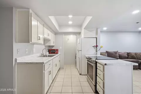 Kitchen - 3224 W Echo Ln, Phoenix, AZ 85051 photo 1 of 3