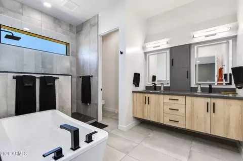 Bath - 377 E Windsor Ave #1, Phoenix, AZ 85004 photo 2 of 4