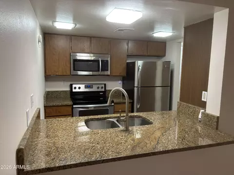 Kitchen - 3033 E Devonshire Ave #2017, Phoenix, AZ 85016 photo 1 of 3