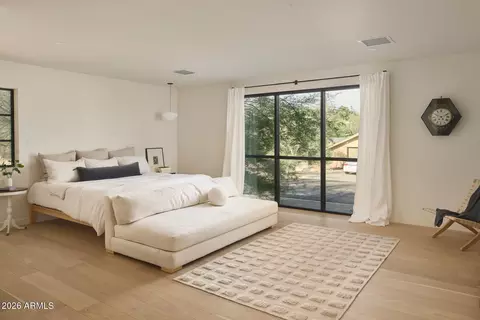 Bedroom - 4035 E Mcdonald Dr, Phoenix, AZ 85018 photo 2 of 4