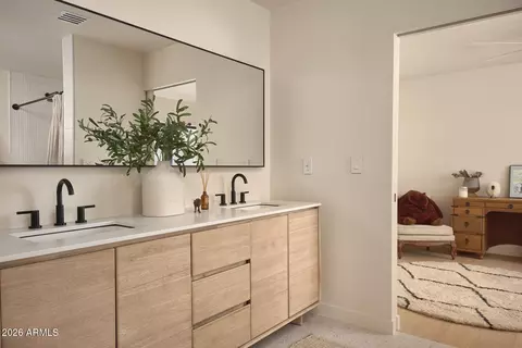 Bath - 4035 E Mcdonald Dr, Phoenix, AZ 85018 photo 5 of 7