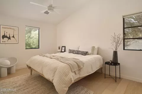 Bedroom - 4035 E Mcdonald Dr, Phoenix, AZ 85018 photo 4 of 4