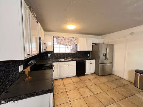 Kitchen - 3053 N 53rd Dr, Phoenix, AZ 85031 photo 2 of 2