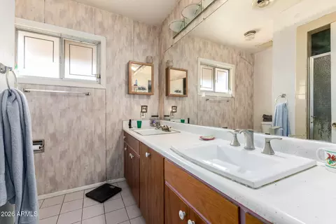 Bath - 2250 W Augusta Ave, Phoenix, AZ 85021 photo 1 of 3