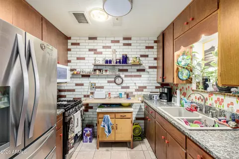 Kitchen - 2250 W Augusta Ave, Phoenix, AZ 85021 photo 3 of 3