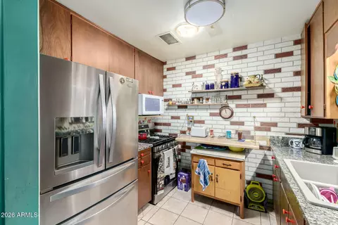 Kitchen - 2250 W Augusta Ave, Phoenix, AZ 85021 photo 2 of 3