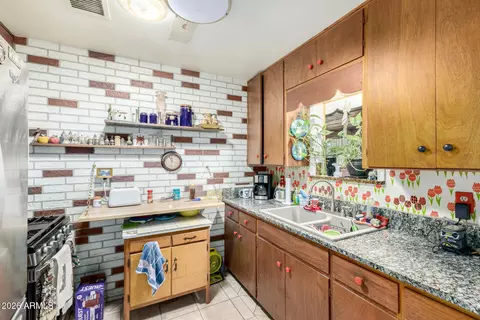 Kitchen - 2250 W Augusta Ave, Phoenix, AZ 85021 photo 1 of 3