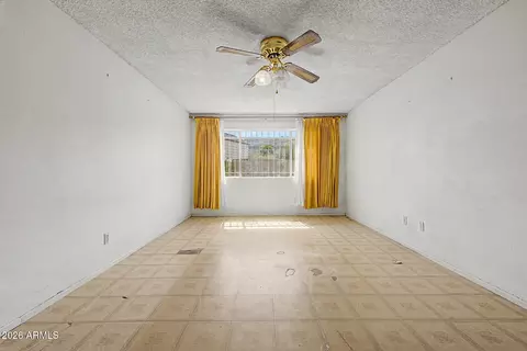 Living - 101 E Thunderbird Trl, Phoenix, AZ 85042 photo 5 of 6