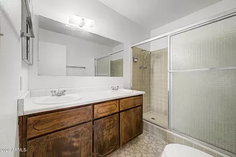 Bath - 101 E Thunderbird Trl, Phoenix, AZ 85042 photo 1 of 3