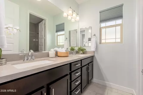 Bath - 3413 E Crest Ln, Phoenix, AZ 85050 photo 2 of 7