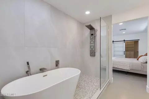Bath - 511 E Oregon Ave, Phoenix, AZ 85012 photo 2 of 5