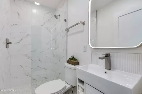 Bath - 511 E Oregon Ave, Phoenix, AZ 85012 photo 4 of 5