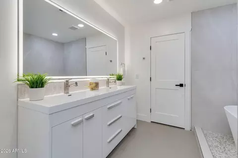 Bath - 511 E Oregon Ave, Phoenix, AZ 85012 photo 1 of 5