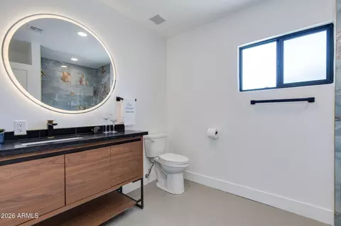 Bath - 511 E Oregon Ave, Phoenix, AZ 85012 photo 3 of 5