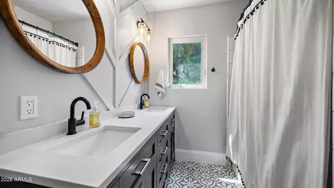 Bath - 3244 E Weldon Ave, Phoenix, AZ 85018 photo 5 of 6