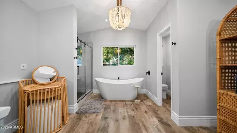 Bath - 3244 E Weldon Ave, Phoenix, AZ 85018 photo 2 of 6